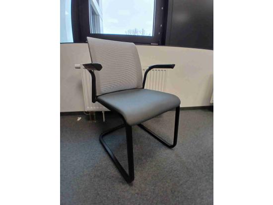 Krzesło konferencyjne na czarnych płozach