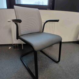 Krzesło konferencyjne na czarnych płozach